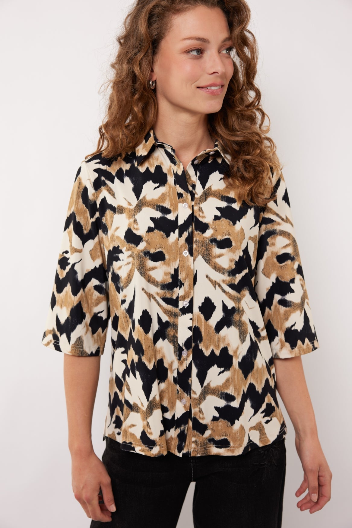 Uma Bluse | Helles Kamel/Schwarz