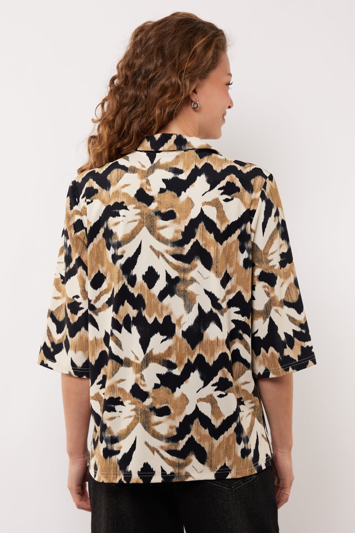 Uma Bluse | Helles Kamel/Schwarz